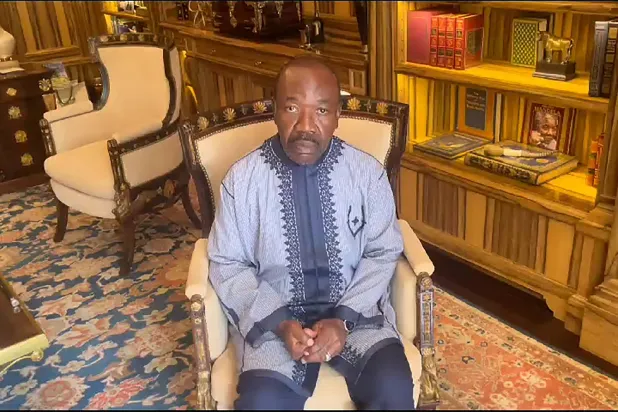 لقطة من الفيديو الذي بثه علي بونغو من مقر إقامته الجبرية حيث طالب أصدقاءه برفع أصواتهم (أ.ب)