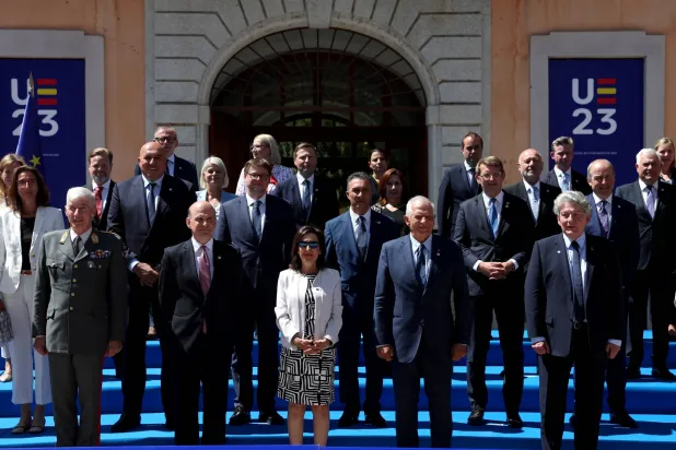 صورة جماعية للمشاركين في اجتماع طليطلة الأربعاء (رويترز)