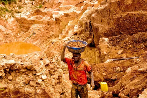 عامل في أحد مناجم تعدين الذهب في زامبيا (غيتي)