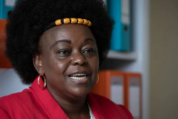 السياسية الكينية وعضو البرلمان ميلي أوديامبو تتحدث خلال مقابلة بمكتبها في نيروبي يوم 13 يوليو 2023 (أ.ف.ب)