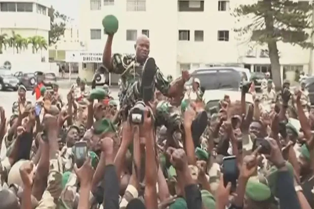 صورة من فيديو بثته قناة «غابون 24» تظهر جنوداً غابونيين يحملون الجنرال برايس أوليغي نغيما (في الوسط) رئيس الحرس الرئاسي للرئيس المخلوع علي بونغو وقد تم إعلان نغيما زعيماً للمرحلة الانتقالية في 30 أغسطس 2023 (أ.ف.ب)