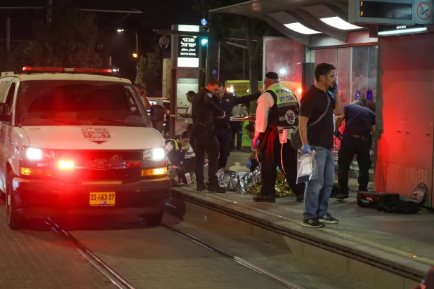 أفراد الطوارئ ورجال الأمن الإسرائيلي يستعدون لنقل جثة في موقع الهجوم المبلغ عنه في القدس في 30 أغسطس 2023 (أ.ف.ب)