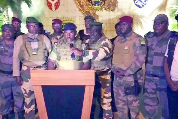 
لقطة من فيديو إعلان قيادات عسكرية الانقلاب في الغابون (أ.ب)