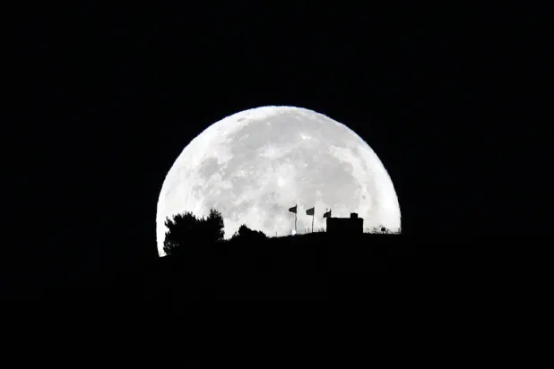 للقمر الأزرق العملاق المنير فوق نابلس (أ.ف.ب)