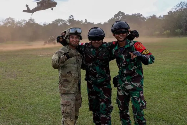 المناورات تتضمن تبادل خبراء ودورات تطوير مهني ومحاكاة قيادة وسيطرة وتدريب على عملية إنزال بحري (موقع السفارة الأميركية في إندونيسيا)