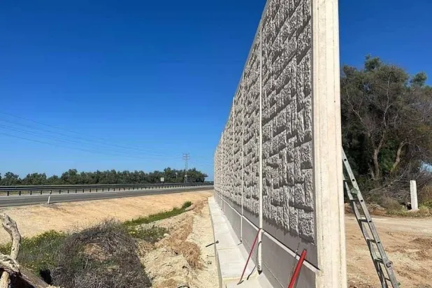  ٹینک شکن میزائلوں سے بچانے کے لیے غزہ کی پٹی کی بستیوں کے گرد اسرائیلی فوج کی طرف سے تعمیر کی گئی کنکریٹ کی دیواریں (اسرائیلی میڈیا کی طرف سے شائع کرده تصاویر)