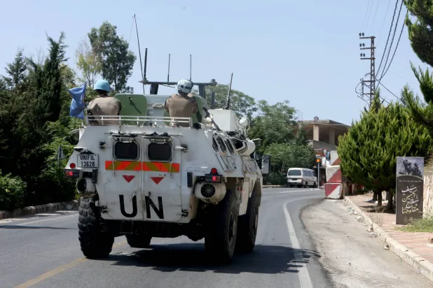 مدرعة تابعة لـ(اليونيفيل) في لبنان عند الحدود الجنوبية مع إسرائيل (أرشيفية - رويترز)