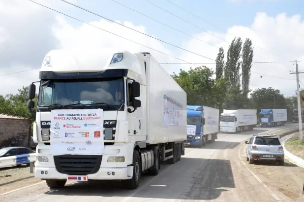 شاحنات تحمل مساعدات إنسانية فرنسية تتجه إلى ممر لاتشين لدخول ناغورني قره باغ (أ.ف.ب)