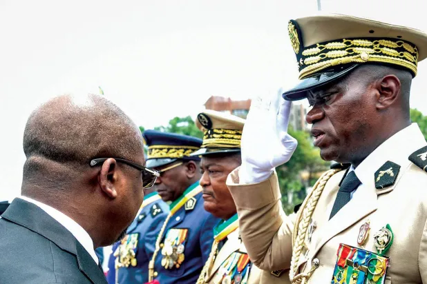 الجنرال أوليغي نغيما بريس خلال تقليده نيشاناً من قبل رئيس وزراء الغابون في 16 أغسطس الماضي (أ.ف.ب)