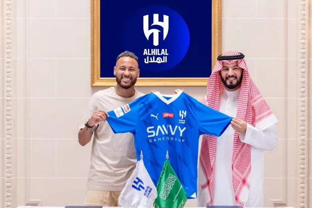 نيمار يحمل قميص الفريق مع رئيس الهلال بعد توقيع العقد (المركز الإعلامي للنادي)