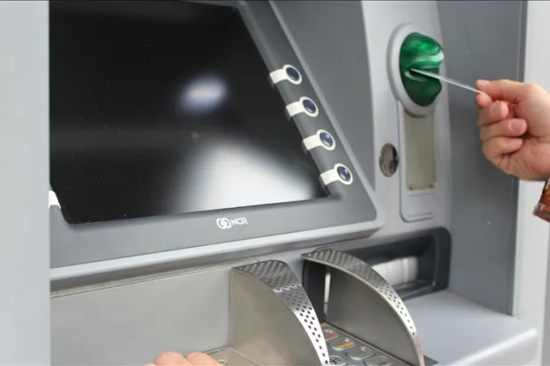 İrlanda'da fazla para veren ATM'lerde kuyruk oluştu