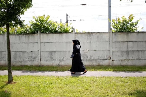 Fransa'da okullarda abaya (genellikle Müslüman kadınların tercih ettiği çarşaf benzeri uzun bir elbise) giymenin yasaklanması tartışmalara neden oldu / Fotoğraf: AFP