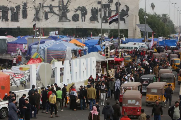 Irak ekonomisi petrol gelirlerine dayanmasına rağmen halen işsiz pek çok gencine iş imkânı sağlayamıyor. (AFP)