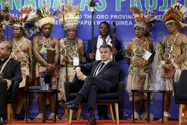 Fransa Cumhurbaşkanı Emmanuel Macron, Papua Yeni Gine'nin Port Moresby şehrinde Managala halkıyla buluştu, 28 Temmuz 2023 (AFP)