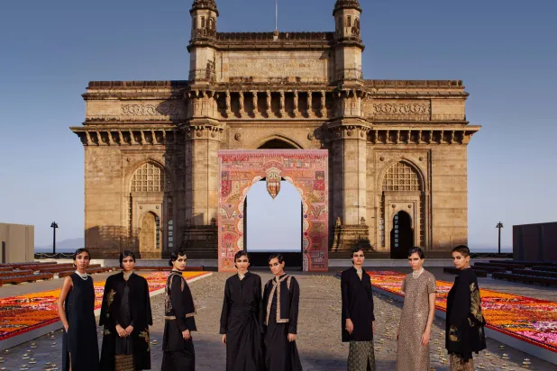 بعد أن ظل الاعتماد على حرفيّي الهند سراً من أسرار الموضة قررت «ديور» أن تُعلنه على الملأ مؤخراً (دولي ها أورامبام)