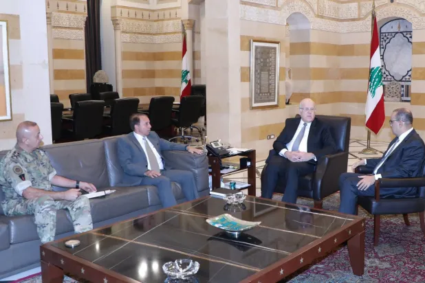 Cumhurbaşkanı Necib Mikati, Göçmen Bakanı İsam Şerefuddin, Kamu Güvenliği Genel Müdür Vekili Tümgeneral Elias al-Bisari ve Yüksek Savunma Konseyi Genel Sekreteri Tümgeneral Muhammed Mustafa ile görüştü. (Dalati & Nohra)