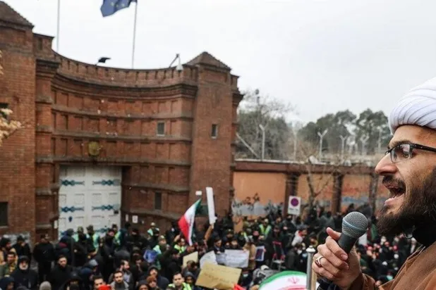 Geçen ocak ayında Tahran’daki Fransız Büyükelçiliği önünde toplanan bir grup Besic üyesi (Fars Haber Ajansı)