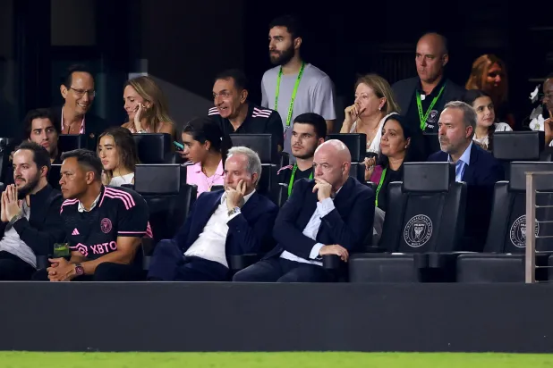 إنفانتينو في منصة نهائي مونديال السيدات (أ.ف.ب)