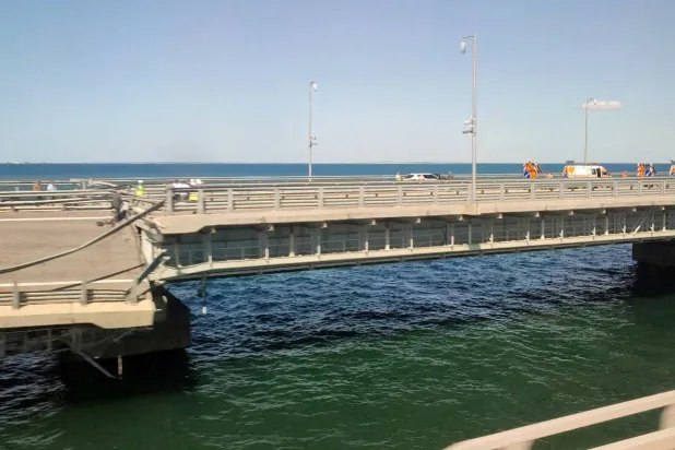 جسر القرم الذي يربط البر الرئيسي الروسي بشبه جزيرة القرم (رويترز)