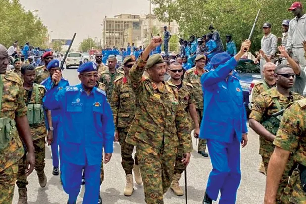 البرہان نے کل پورٹ سوڈان کے ایک محلے کا دورہ کیا (اے ایف پی)