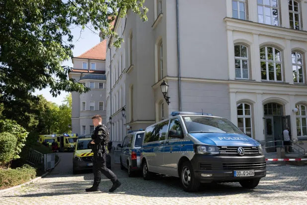 آليات للشرطة تظهر في ساحة مدرسة بألمانيا (د.ب.أ)