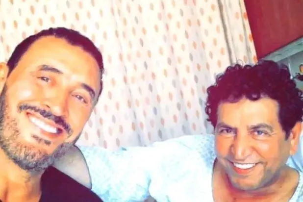 كاظم الساهر ورفيق دربه كريم العراقي المُغادر إلى الاستراحة الأبدية (مواقع التواصل)