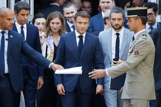 الرئيس الفرنسي إيمانويل ماكرون يسير مع وزير التعليم والشباب الفرنسي غابرييل أتال ومستشار العلاقات العامة للرئيس الفرنسي لفرنسا جوناس بايارد في ثانوية مهنية في أورانج بجنوب شرق فرنسا في 1 سبتمبر 2023 (رويترز)