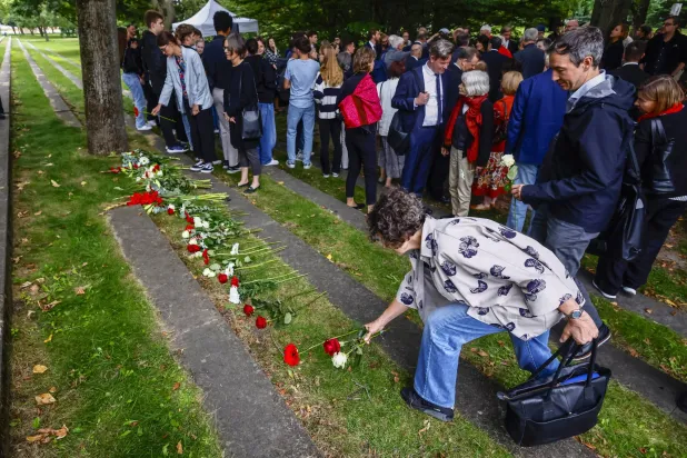 أشخاص يضعون الزهور في برلين بألمانيا الجمعة 1 سبتمبر 2023 خلال الذكرى الـ84 لغزو ألمانيا النازية لبولندا في الحرب العالمية الثانية (إ.ب.أ)