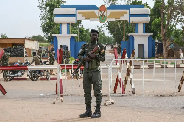 شرطي أمام مدخل القاعدة الجوية النيجرية الفرنسية بنيامي في 30 أغسطس 2023 (أ.ف.ب)