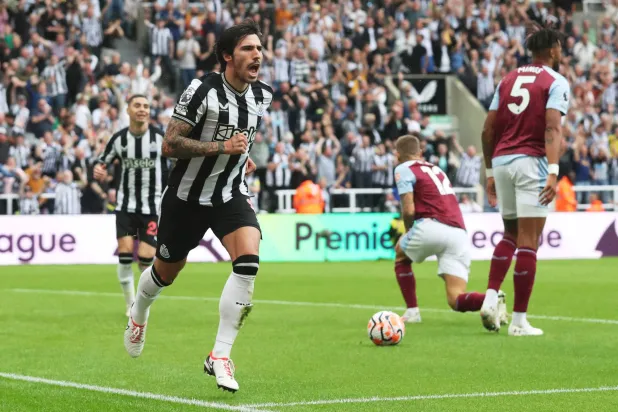 بعد 6 دقائق فقط من ظهوره في الدوري الإنجليزي سجل تونالي هدفا رائعا في فوز نيوكاسل على فيلا  (رويترز)

