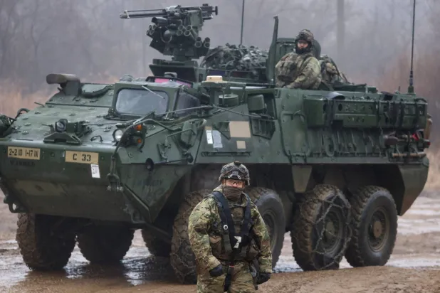 جنود أميركيون ومدرّعة من طراز «سترايكر» (أرشيفية - رويترز)