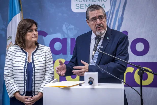 رئيس غواتيمالا المُنتخب برناردو أريفالو خلال مؤتمر صحافي بجوار نائبته المنتخبة كارين هيراريا في مدينة غواتيمالا (إ.ب.أ)