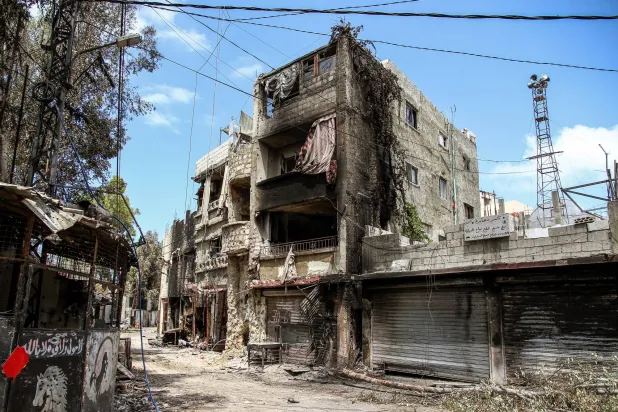 صورة تظهر الدمار الناجم عن الاشتباكات العنيفة بين «فتح» والمجموعات الإسلامية داخل مخيم اللاجئين في عين الحلوة في مدينة صيدا الساحلية جنوب لبنان في أغسطس الماضي (د.ب.أ)