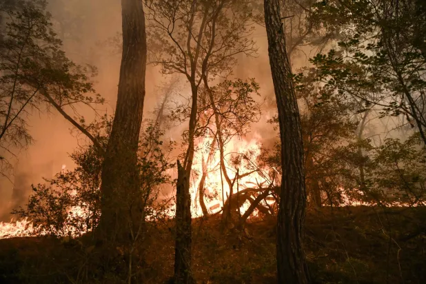 تُظهر هذه الصورة التي تم التقاطها في 2 سبتمبر 2023 حريقاً هائلاً في حديقة غابة داديا-ليفكيمي-سوفلي الوطنية، بالقرب من ألكسندروبولي، شمال اليونان (أ.ف.ب)