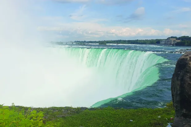 القسم الكندي من شلالات نياغارا (الشرق الأوسط)