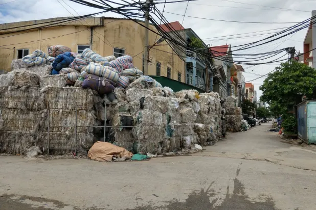 مواد مؤلفة من نفايات بلاستيكية تنتظر الى جانب احد الشوارع في جنوب شرق آسيا لاعادة تدويرها واستخدامها (ا ب)