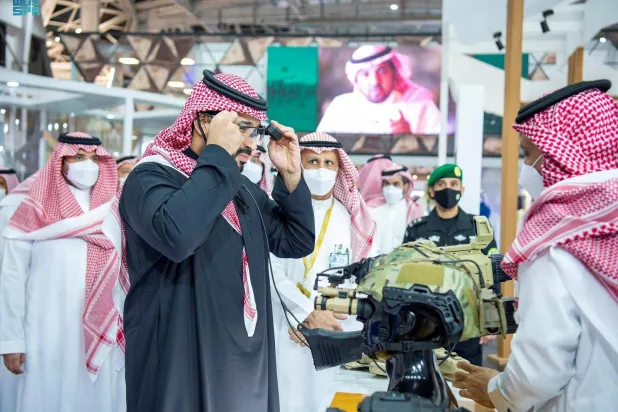 
 
شاهزاده محمد بن سلمان بن عبد العزیز در حین بازدید از نمایشگاه پارسال صنایع دفاعی جهان در سعودی (الشرق الاوسط)