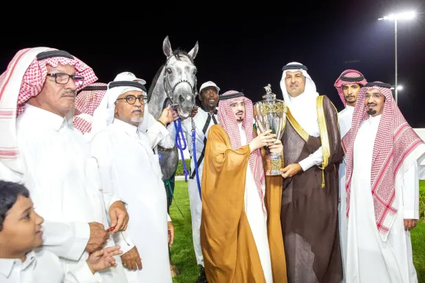 جانب من تتويج الجواد «نديم الملوك الخالدية» بالكأس (الشرق الأوسط)