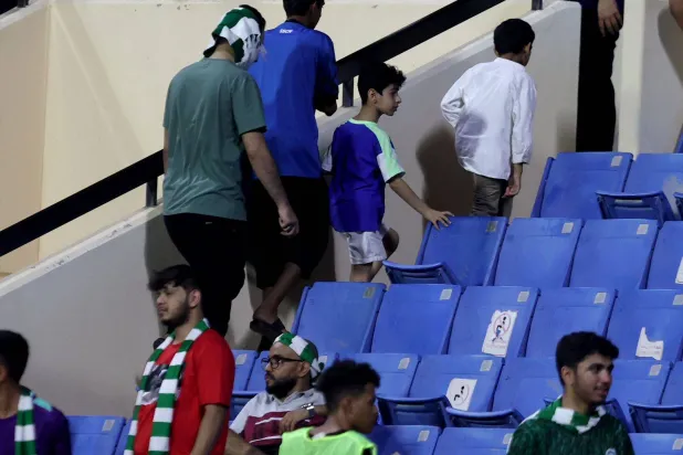 جماهير الأهلي تغادر مقاعدها حزينة بعد نهاية المباراة (تصوير: مشعل القدير)