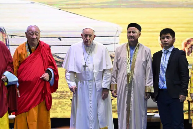 البابا فرانسيس يتوسط صورة تذكارية خلال اجتماع في أولانباتار (أ.ف.ب)