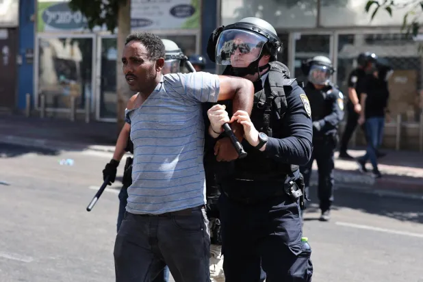 Tel Aviv’de gözaltına alınan Eritreli bir göçmen (DPA)