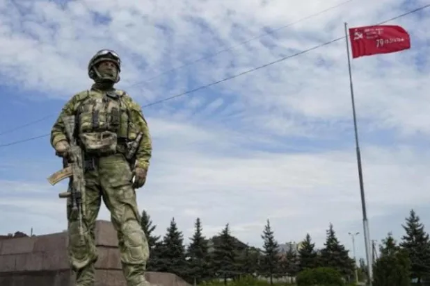 Ukrayna’nın Herson bölgesindeki bir Rus askeri (AP)