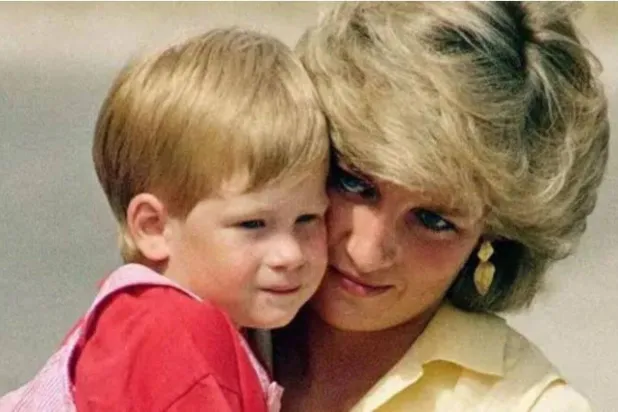 الأمير هاري مع والدته الأميرة ديانا (أرشيفية - أ.ب)