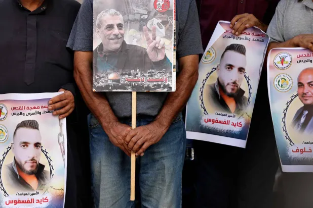 وقفة تضامنية في غزة مع الأسرى بالسجون الإسرائيلية (أ.ف.ب)