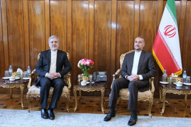 صورة نشرتها الخارجية الإيرانية من لقاء عبداللهيان وعنايتي مساء السبت