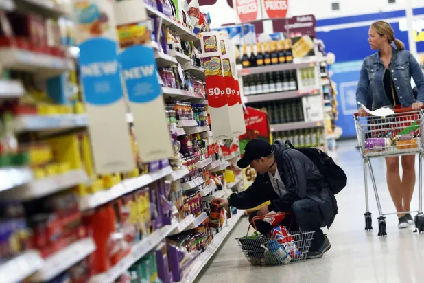 متسوقون في سوبر ماركت بوسط العاصمة البريطانية لندن (رويترز)