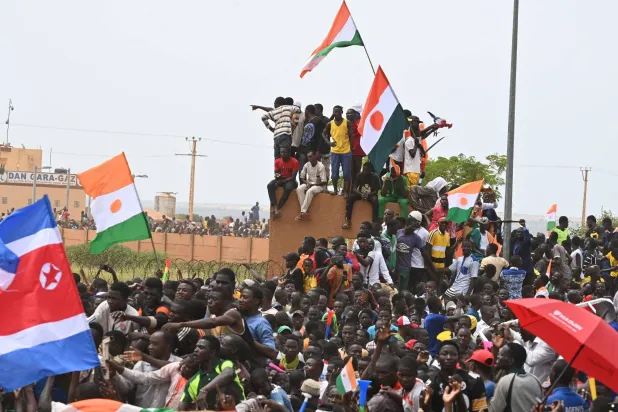 جانب من المظاهرة خارج القاعدة العسكرية الفرنسية في نيامي السبت (أ.ف.ب)