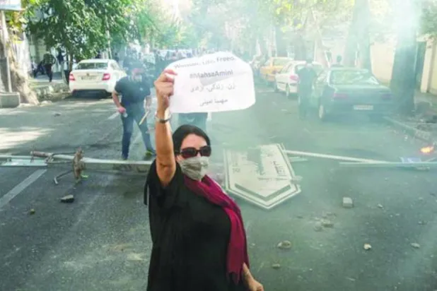 Geçen ekim ayının başında Tahran’da Mahsa Amini’nin ölümü üzerine yapılan protestolardaki İranlı bir kadın (AP)