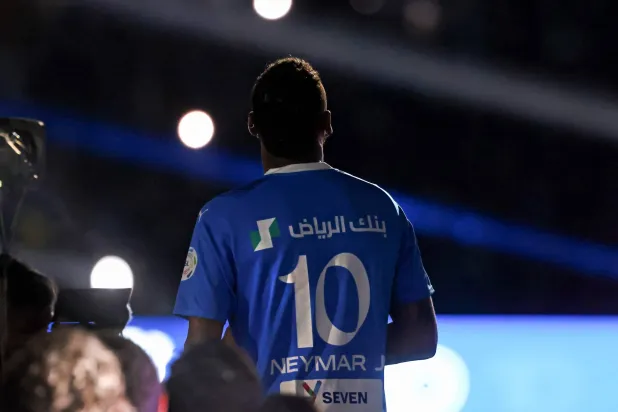 نيمار يريد أن يكتب تاريخاً جديداً مع «الهلال» السعودي (أ.ف.ب)