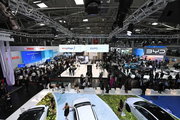 جانب من معرض «ميونيخ أوتو شو» الدولي للسيارات في ألمانيا قبل يوم من افتتاحه الرسمي (رويترز)